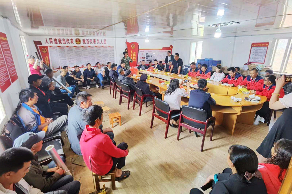 1622208471132826.jpg 落紅甸村委會(huì)二樓會(huì)議室舉行歡送儀式.jpg